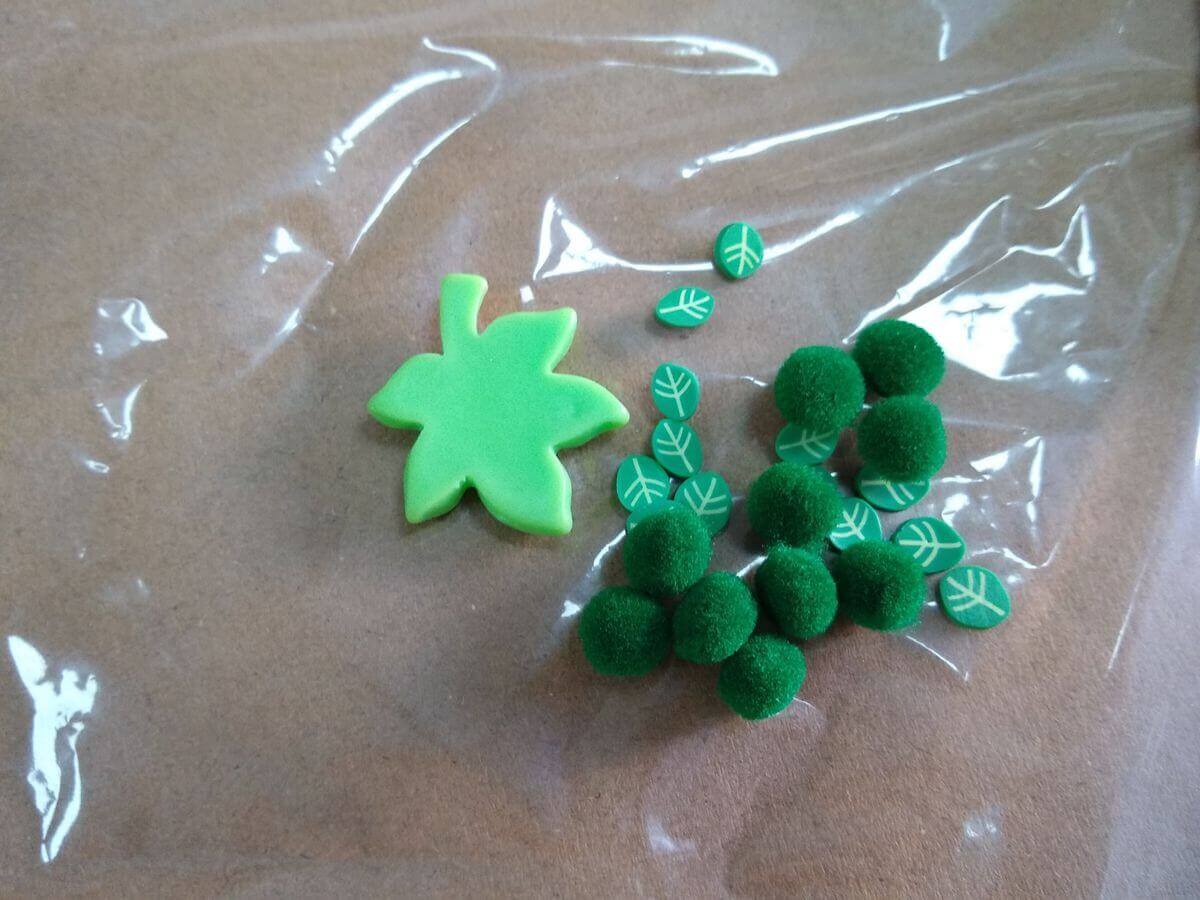 Green plastic leaves accessory - source of pigment migration on TPR toy