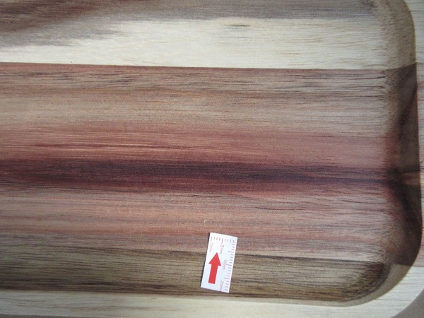 Color difference on spliced acacia wood salad tray — clearly visible on the final product during pre-shipment inspection