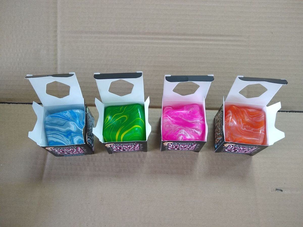 Open window die-cut color box structure - narrow load-bearing paper edges