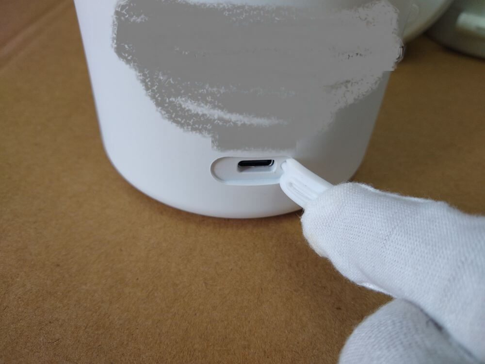 Electronic base bottom view — showing the charging port and model label