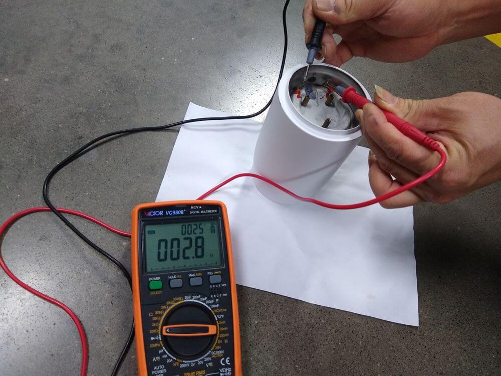 Current measurement during heating operation — confirming power draw within rated specs