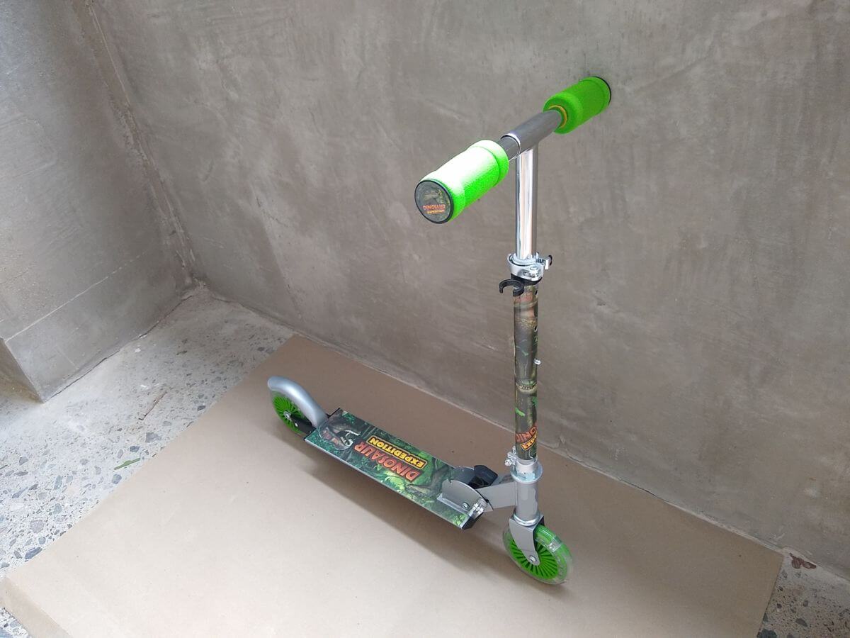 Two-wheel kick scooter — overall view during pre-shipment inspection