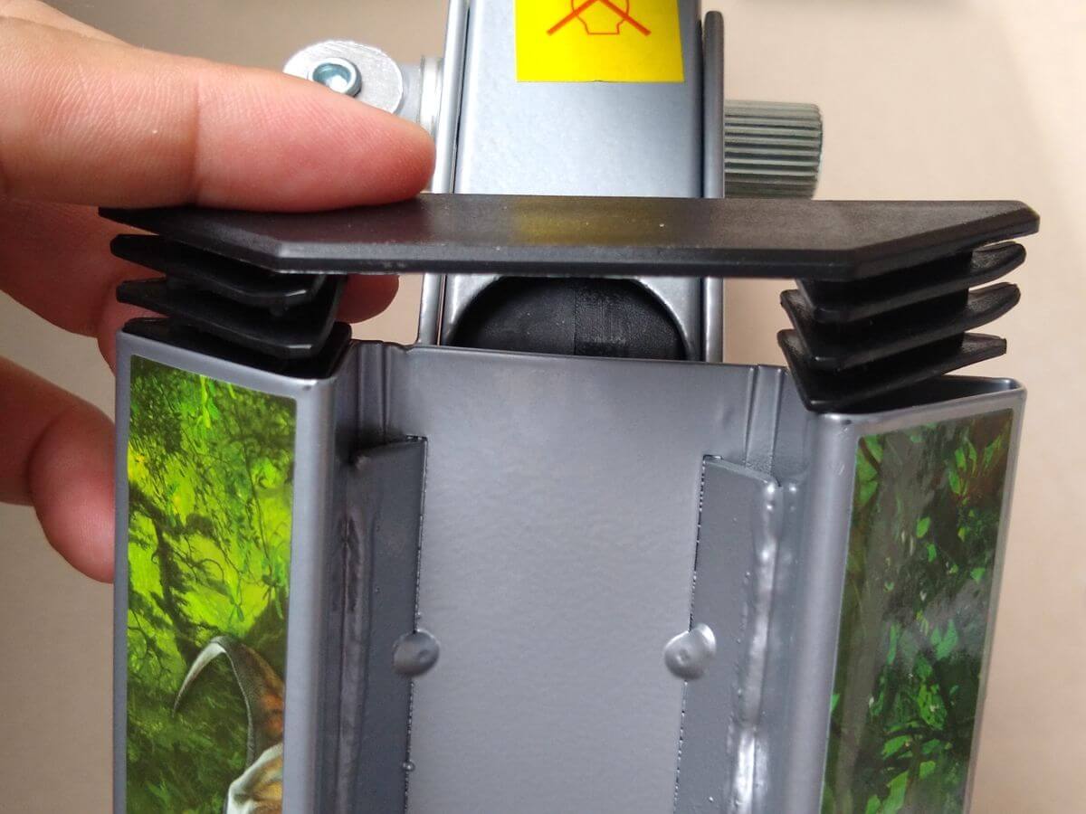 Seal cap seated on the left side — right end sits short and protrudes from the frame