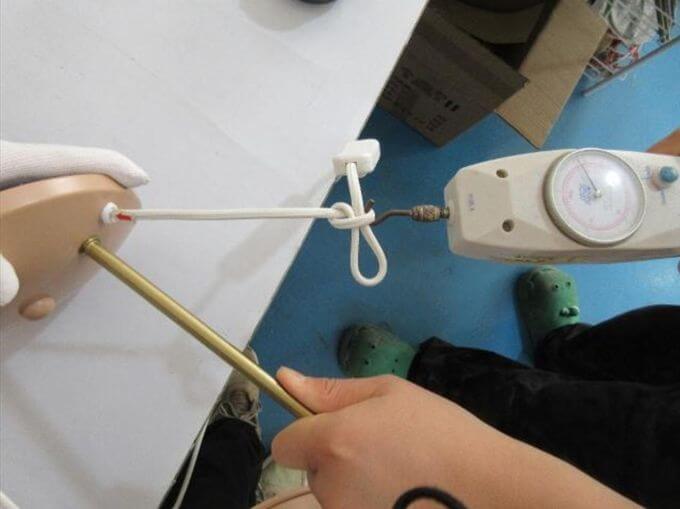 Electrical inspection in China: strain relief test with pulling gauge