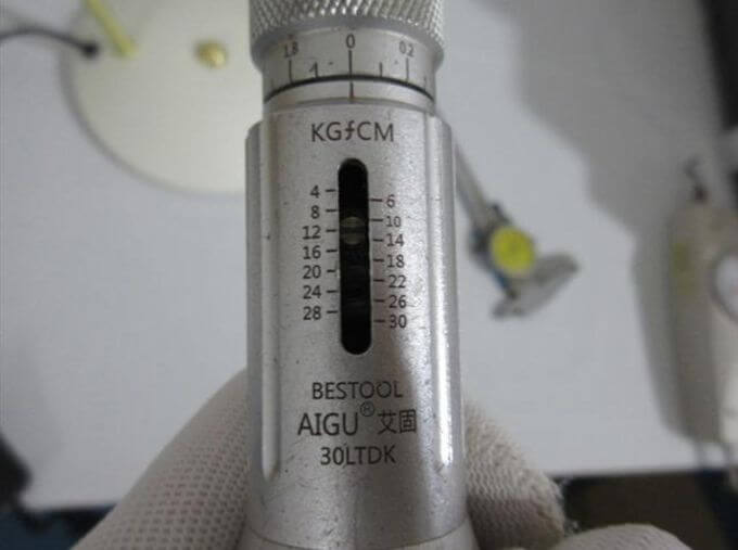 Luminaire inspection in China: lamp holder torque reading on gauge