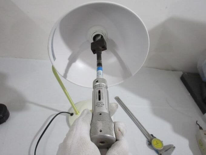 Luminaire inspection in China: screwed lamp holder connection torque verification