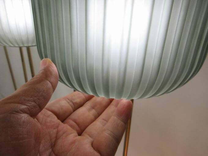 Luminaire inspection in China: surface temperature check by hand after running test