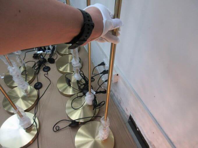 Luminaire inspection in China: wobble test on floor lamp