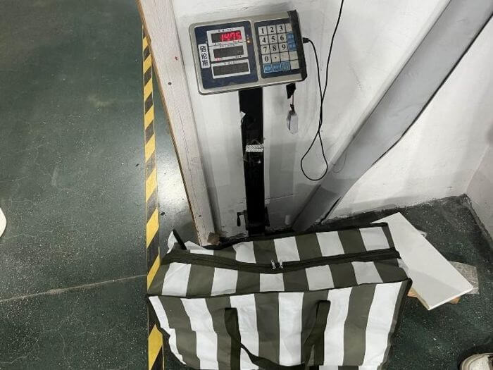 Bag inspection in China: bag loaded with the specified weight and weighed
