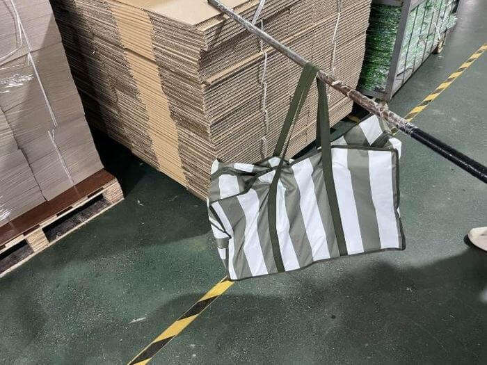 Bag inspection in China: static hanging load test on a bag handle