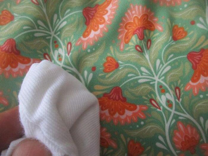 Apparel inspection in China: dry rub colorfastness test with white cotton fabric