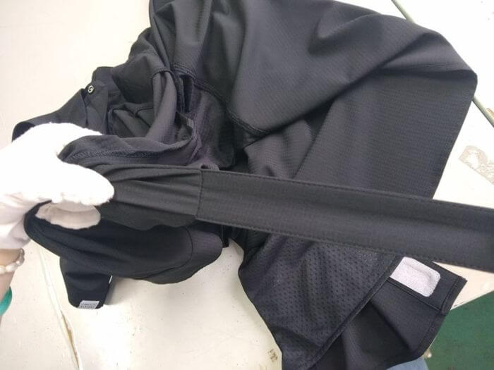 Apparel inspection in China: pull test on a sleeve tape attachment