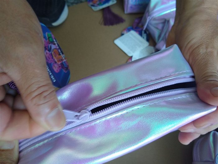 Bag inspection in China: zipper opened and closed repeatedly to check smooth operation