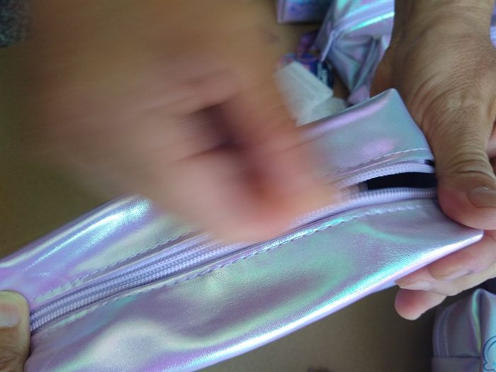 Bag inspection in China: zipper condition assessed after cycling test