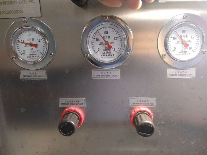 Building materials inspection in China: angle valve air-pressure leak test gauge at test pressure