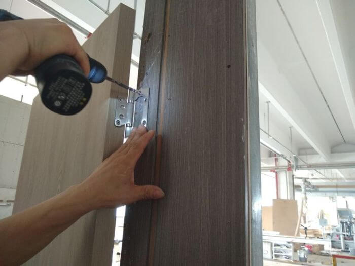 Building materials inspection in China: door hinge assembly check