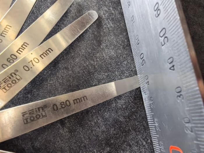 Building materials inspection in China: light gap check on slab surface against straightedge