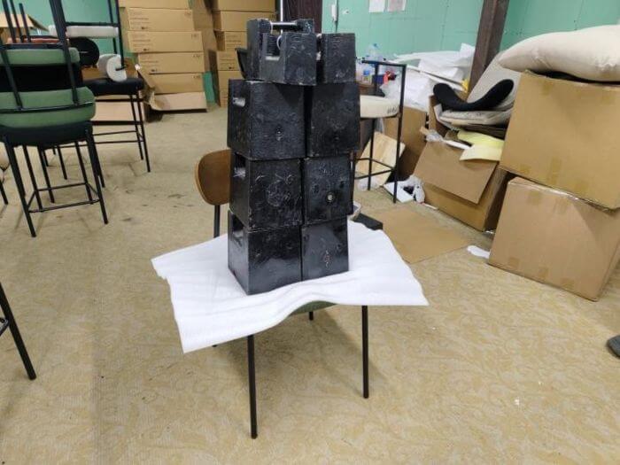 Furniture inspection in China: 160 kg static load test on a dining chair