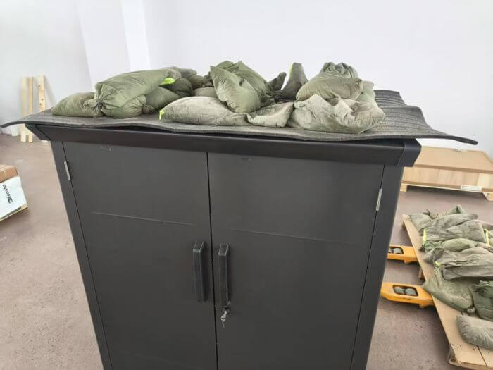 Garden & outdoor inspection in China: roof load test at 100 kg on outdoor storage cabinet