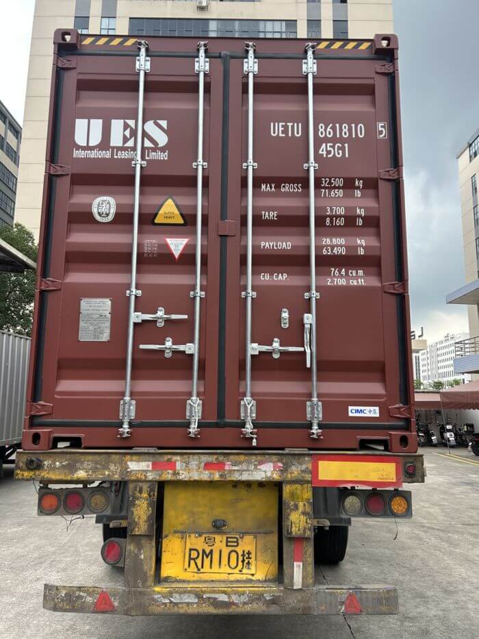 Container loading check: container doors closing after supervised loading