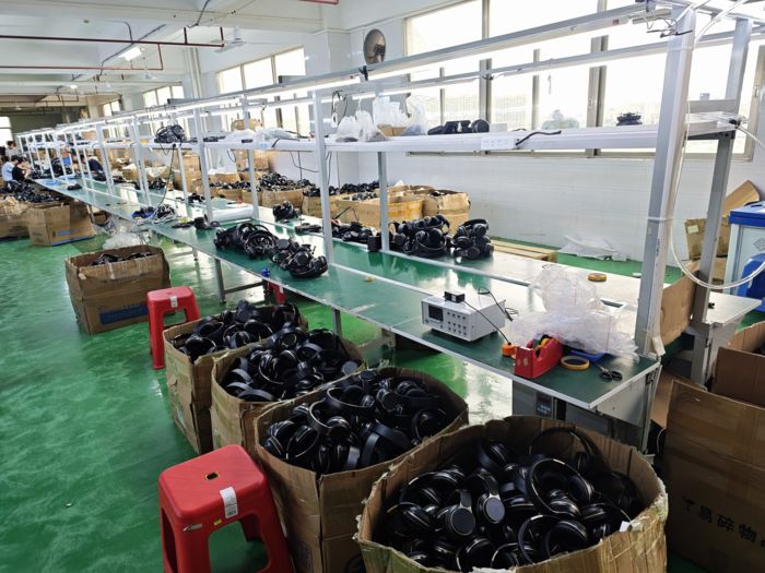 Full inspection on the factory packaging line: inspecting each unit before it is packed