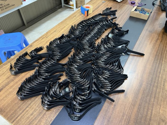 100% inspection assignment: goods arranged for piece-by-piece checking on the factory floor